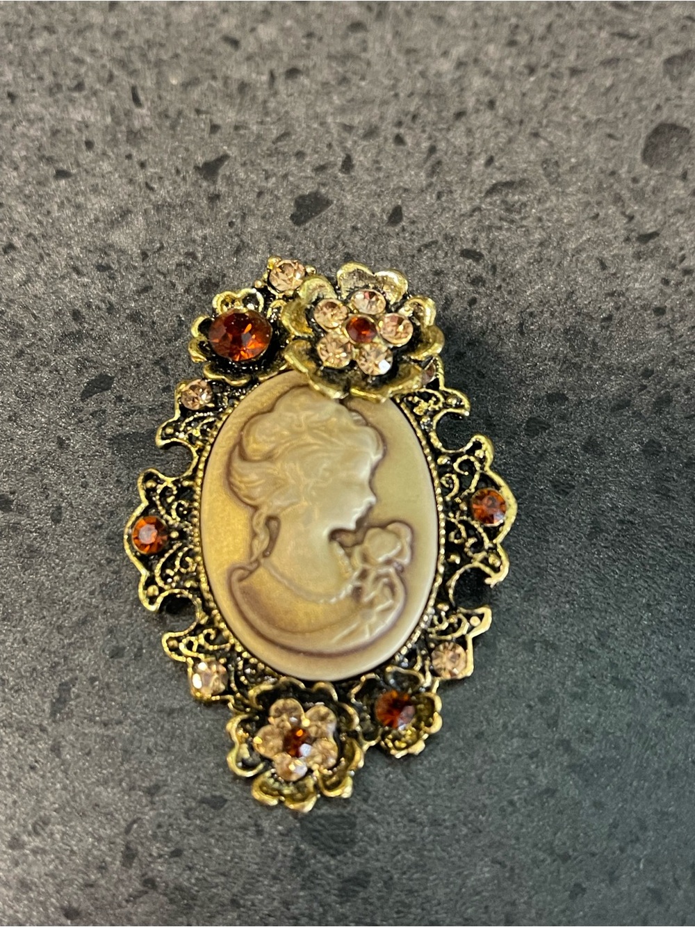 Vintage-Style Cameo Brooch in Gold with Amber Accents